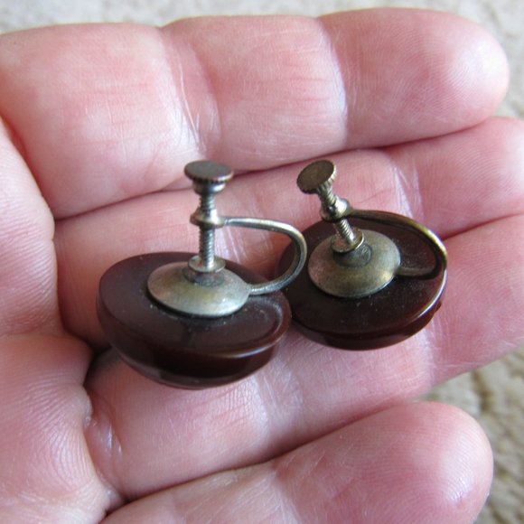 1950's Carved Brown Bakelite Screw On Button Earrings - Picture 3 of 3